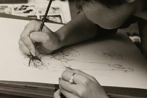 人物の顔はひとりで集中しないと描けないため、アシスタントにも部屋の外に出てもらう