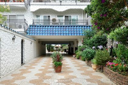 1968年竣工の『秀和参宮橋レジデンス』。青い屋根と白い塗り壁が特徴、アプローチのタイルも美しい（hacoさん提供）