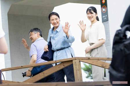 「那須どうぶつ王国」を訪れたご一家は、居合わせた人たちに笑顔で手を振って応えられた 撮影/『週刊女性』写真班