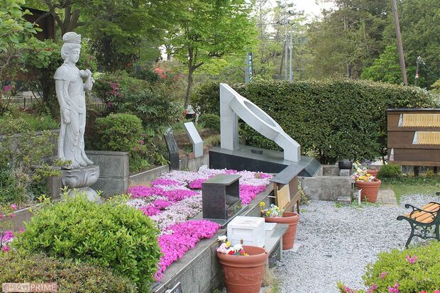 墓石だけでなく仏像なども一緒にある霊園