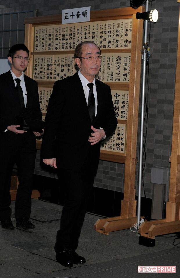 2015年11月、最愛の母・和子さんを亡くし、憔悴する志村けんさん