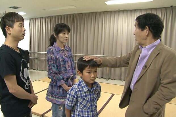 『We Love Television?』より。男の子は萩本がテレビの震災のニュースで見つけ、スタッフが探してきた名取市の子