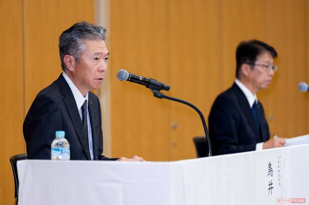 記者会見中のサントリーHDの鳥井信宏社長（左）と、山田賢治副社長（右）