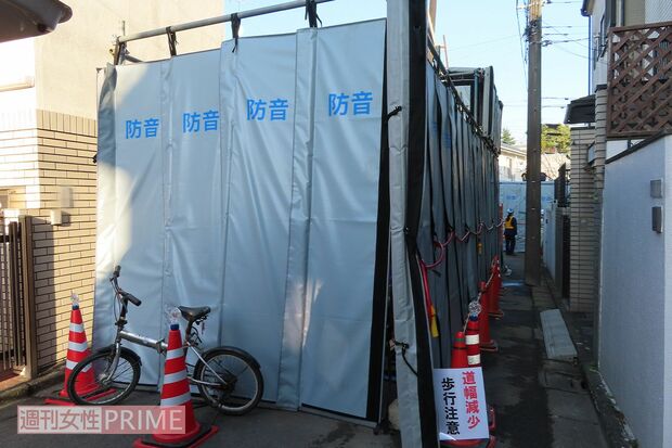 道路陥没現場を取材すると、埋め戻したあとに防音の囲いをしてボーリング調査していた