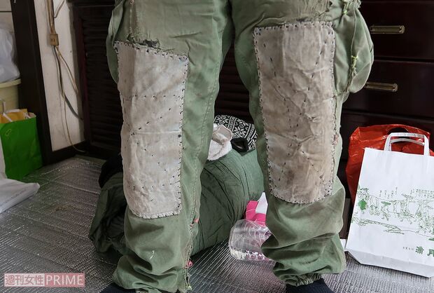 作業着の膝の部分にはかなり大きなあて布がされている