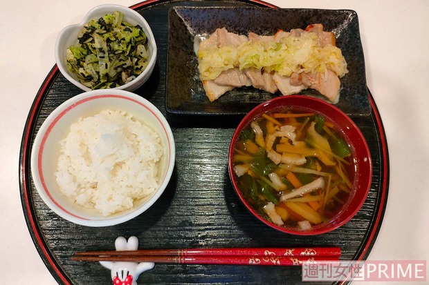 金曜日のメニュー例 ●豚バラねぎ塩レモンだれ ●磯香あえ ●沢煮椀 ●ご飯