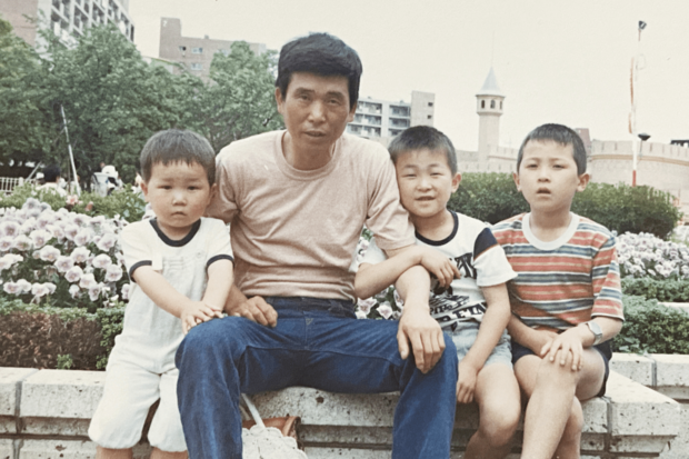 幼少期に父親と兄2人と（左が荻田さん）