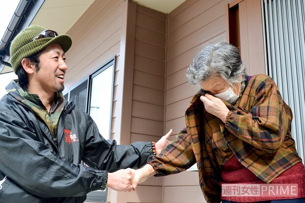 現地の人と連携を取りながら状況を把握。避難所の人々にも積極的に声をかけて物資の配給や炊き出しを朝から晩まで続けた