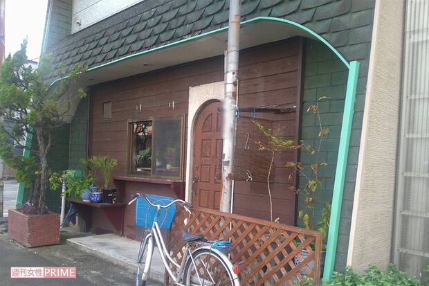 自宅1階で母親Bさんがスナックや居酒屋などを経営していた