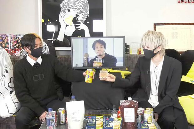 YouTube番組でヒカルとひろゆきと共演するまふまふ