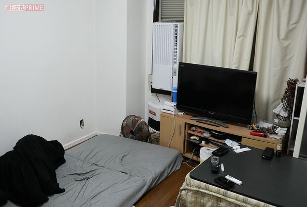 部屋のどこで首つりしたかまでは教えてくれなかった、と松原。自殺した前住人のさまざまな痕跡が残る中、彼は住んでいる