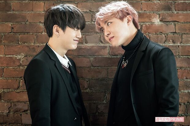SUGA（左）とJ-HOPE（右）　撮影／週刊女性写真班