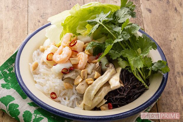 ヘルシー海鮮エスニックサラダ エリンギ、ひじき、しらたきの食物繊維でお腹快調。(撮影/廣瀬靖士)