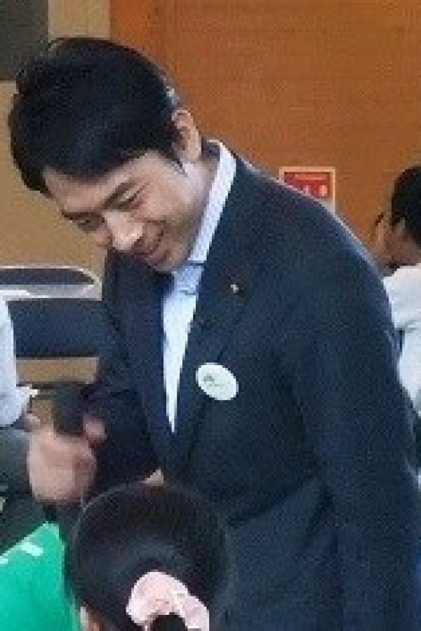  昨秋、福島県内の小学校で模擬授業する進次郎氏（上）と、ふたば未来学園高（県教育庁提供）