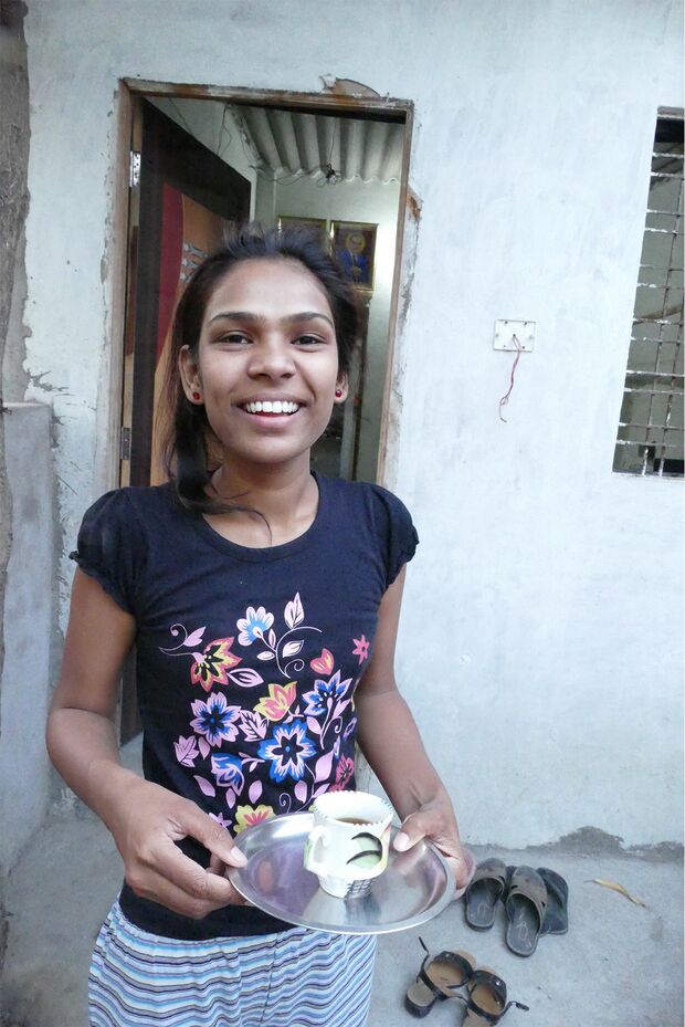 仏教徒の女子大生。大学では数学を学び、近所の子どもたちの勉強も見ている。歩いていたら、「佐々井さんの生まれた国から来たの？」と、お茶を運んできてくれた　撮影／白石あづさ