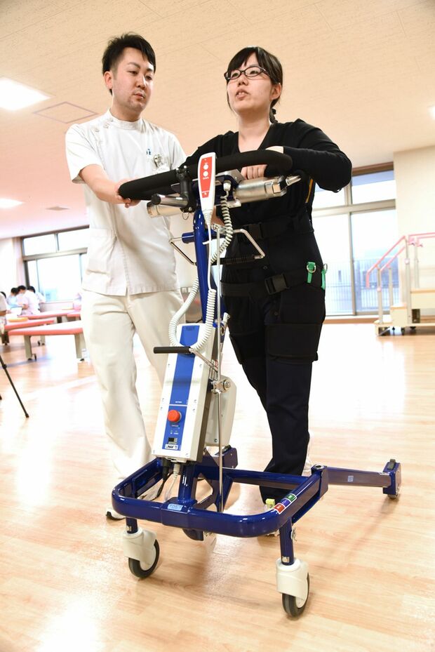 免荷式リフトPOPO／立ち上がりを補助し、そのまま歩行訓練ができる。体重を軽くし、足の負担を減らしてサポート。コンパクトな歩行器