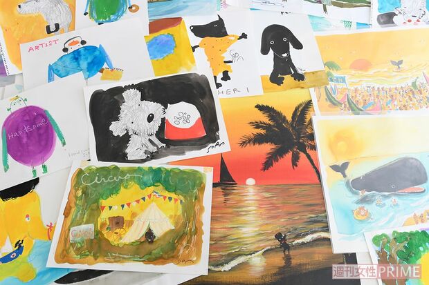 自宅で保管している原画の一部。中央の絵は今年3月に亡くなった愛犬のホリー。（撮影／渡邉智裕）