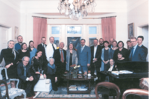 マリアさんの母の90歳記念で親戚が集まったときの写真。中央がマリアさんで左隣が舘野。その斜め前に座っているのがマリアさんの母