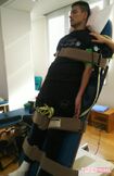 リハビリ施設にて、身体の機能回復のためにリハビリを行う。時には、強い痛みが伴うことも