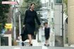 (全身)試験を終え笑顔を見せるモナ親子。シックな装いが印象的だ