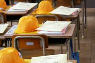 学校で進む「脱プリント」、コロナ禍で加速するペーパーレス化に先生たちのホンネは