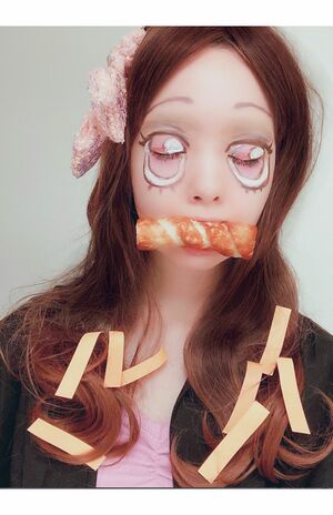 藤田ニコルは、ちくわと付箋でまさかの禰豆子!　これは家にあるものを使ってコスプレをするSNSを使ったリレー企画（本人ツイッターより）