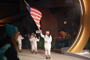 ミラノ・コルティナ五輪の開会式で行進するマレーシア代表選手団（代表撮影）