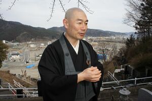 吉祥寺の高橋英悟住職は「いい場所にできた」。町の中心部を見下ろす