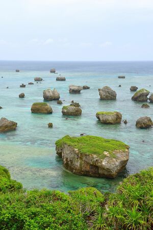 沖縄・宮古島の海岸線には津波で運ばれてきた巨石、津波石が無数に残る