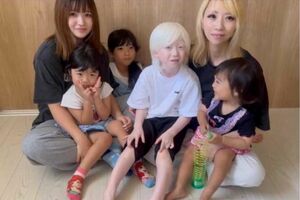 りっくんを中心に撮影した家族との写真。右上が母の憂さん