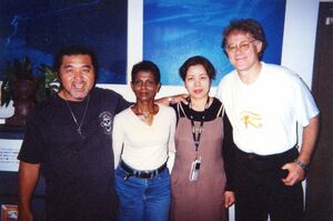 海底遺跡を世界的に有名にしたグラハム・ハンコック氏（右端）