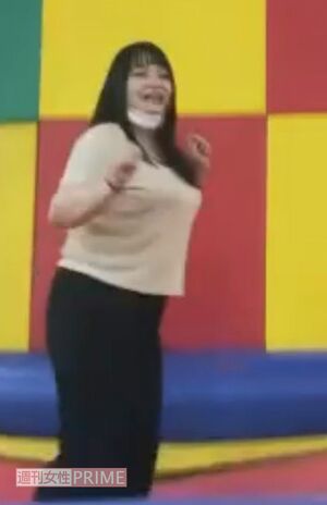 Aさんが撮影した浅沼かんな容疑者。ラウンドワンのトランポリンで跳ねる様子(Aさん提供)