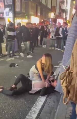 歌舞伎町のホスト殺人未遂事件の悲惨な事件現場。男性の傍には救護にあたる銀河さんが（銀河さんのXより）