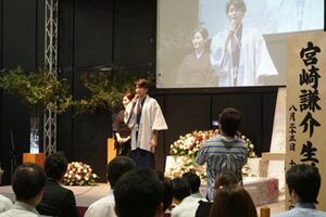 今年8月に行われた宮崎の生前葬の様子。料理は、彼の好みであるアジアン料理が振る舞われた