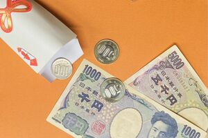 お札を入れる時は、お札の顔を汚さないよう内側に折り込み三つ折りにするのがマナー。今週号付録のぽち袋もぜひ活用して! ※写真はイメージです