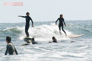 2008年、千葉の海でサーフィンを楽しむ木村拓哉と工藤静香