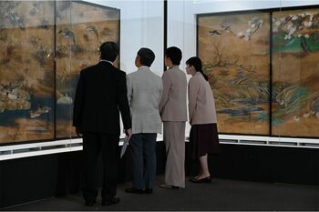 10月6日、東京都美術館で開催中の展覧会「大英博物館日本美術コレクション」に訪れた天皇ご一家