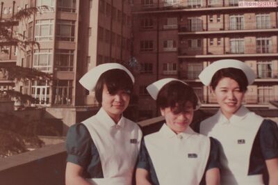 大学を卒業し、新人ナースになったばかりの秋山さん（写真中央）