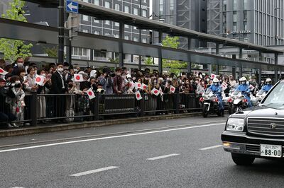 京都駅付近の沿道には大勢の人が集まり、日本国旗を持って奉迎した