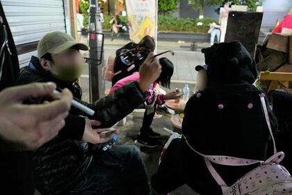 子どもの相談に乗る被害男性（緑のキャップが被害男性・知人提供）