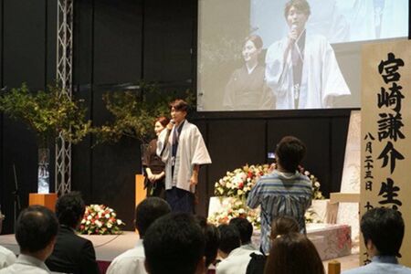 今年8月に行われた宮崎の生前葬の様子。料理は、彼の好みであるアジアン料理が振る舞われた