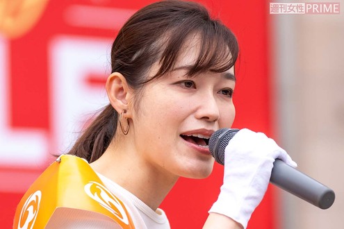 参政党初当選のさや氏の“ドレス”が話題に、キャスター時代に出演した経済動画での“胸元大胆さ”に注目集…