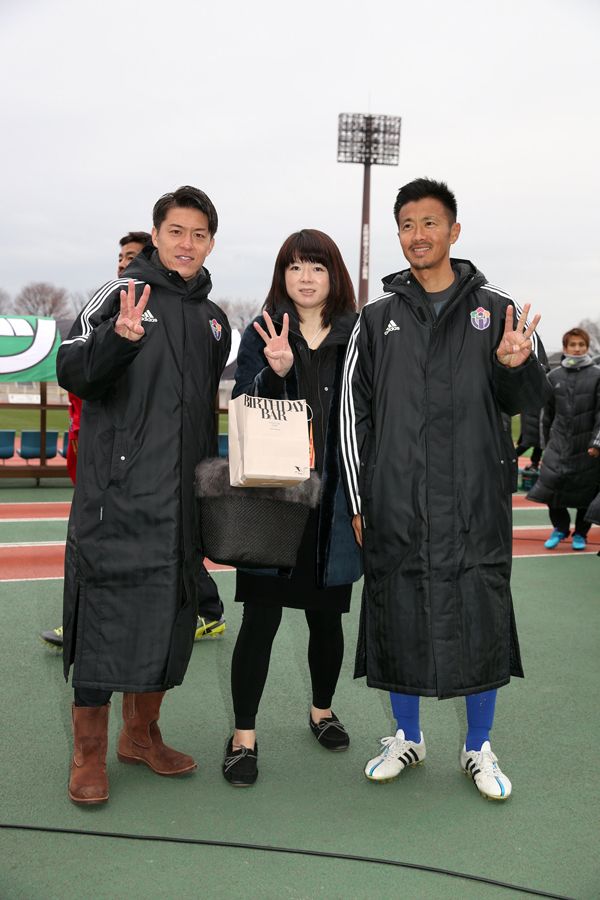 ［写真］試合後に、佐藤由紀彦氏（右）、田中隼麿選手（左）と