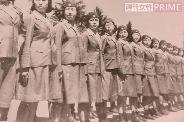 整列する女子通信隊員。カーキ色のツーピースと編上げ靴の制服は少女の憧れだった