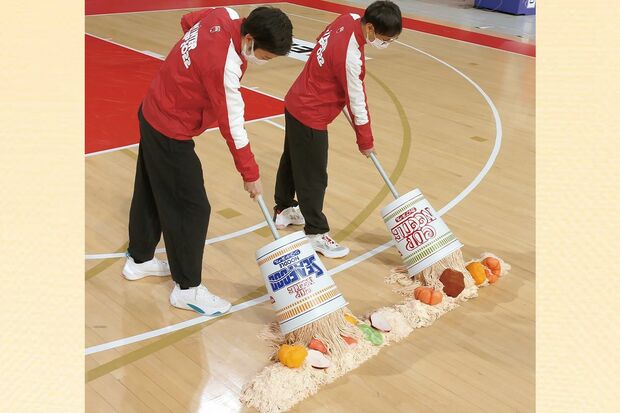 掃除してるのか散らかしてるのかわからない“モップヌードル”。“欲しい”の声が殺到