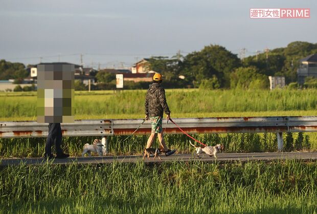散歩中の坂上忍を後から追う記者