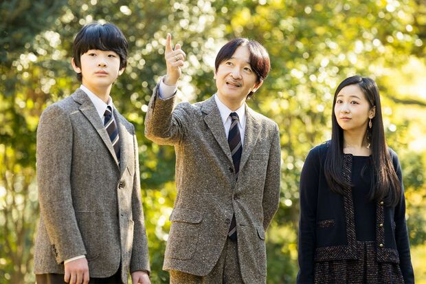 11月30日、秋篠宮さまが56歳のお誕生日をお迎えになった際に公表されたお写真。赤坂御用地内を佳子さまと悠仁さまと散策されて