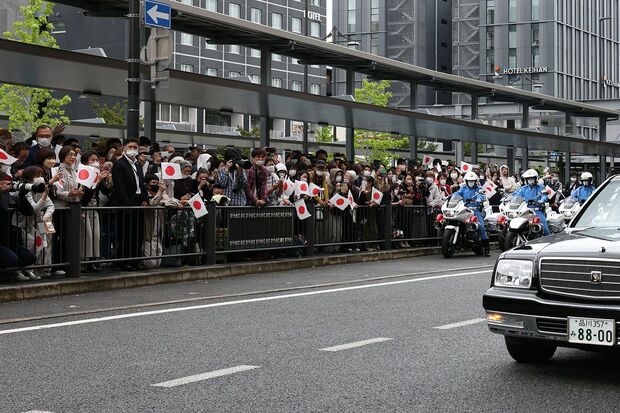 京都駅付近の沿道には大勢の人が集まり、日本国旗を持って奉迎した