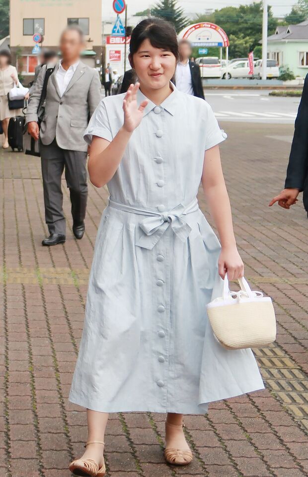 新幹線で帰京される際のJR那須塩原駅前では奉送に笑顔で応じられていた（8月30日）