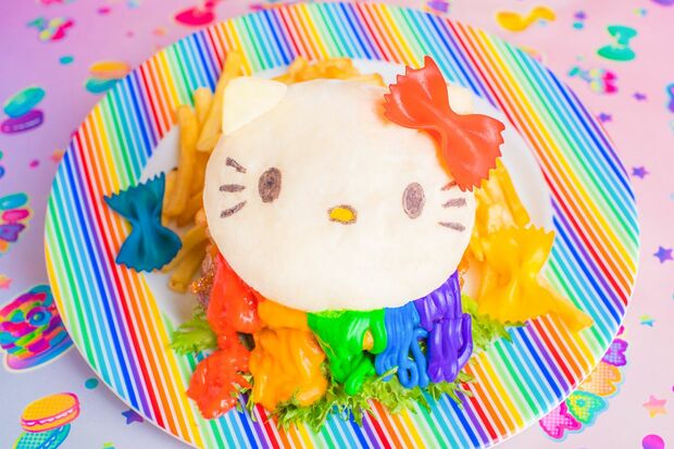 『KAWAIIMONSTERCAFEHARAJUKU』のカラフルポップバーガー HELLO KITTY バーガー (C)KAWAII MONSTER CAFE (C)’76,’19 SANRIO 著作(株)サンリオ